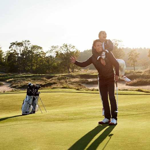 Twee mensen die plezier maken op de golfbaan